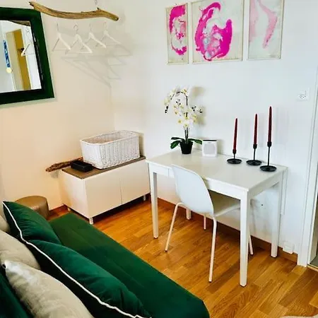 New Close To & Imd Apartment